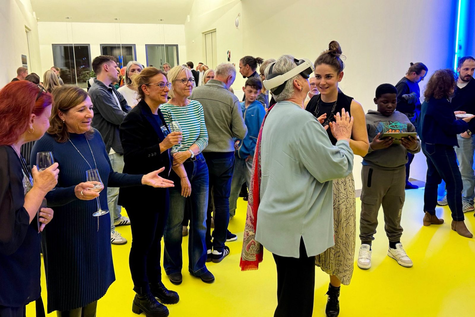 Publikum an der Vernissage des Tree of Life